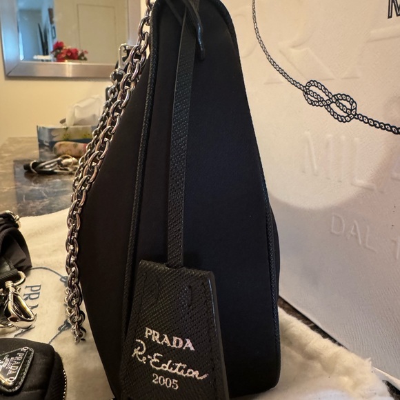 Prada Re-Edition 2005 handbag - Picture 7 of 12